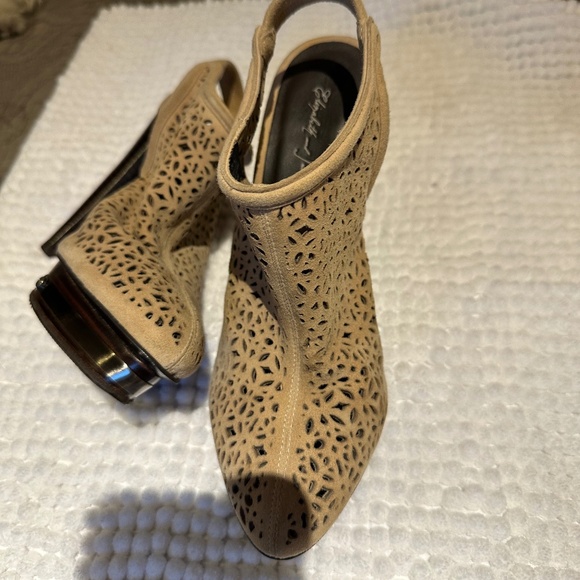 Brand new Elizabeth and James - Picture 2 of 3